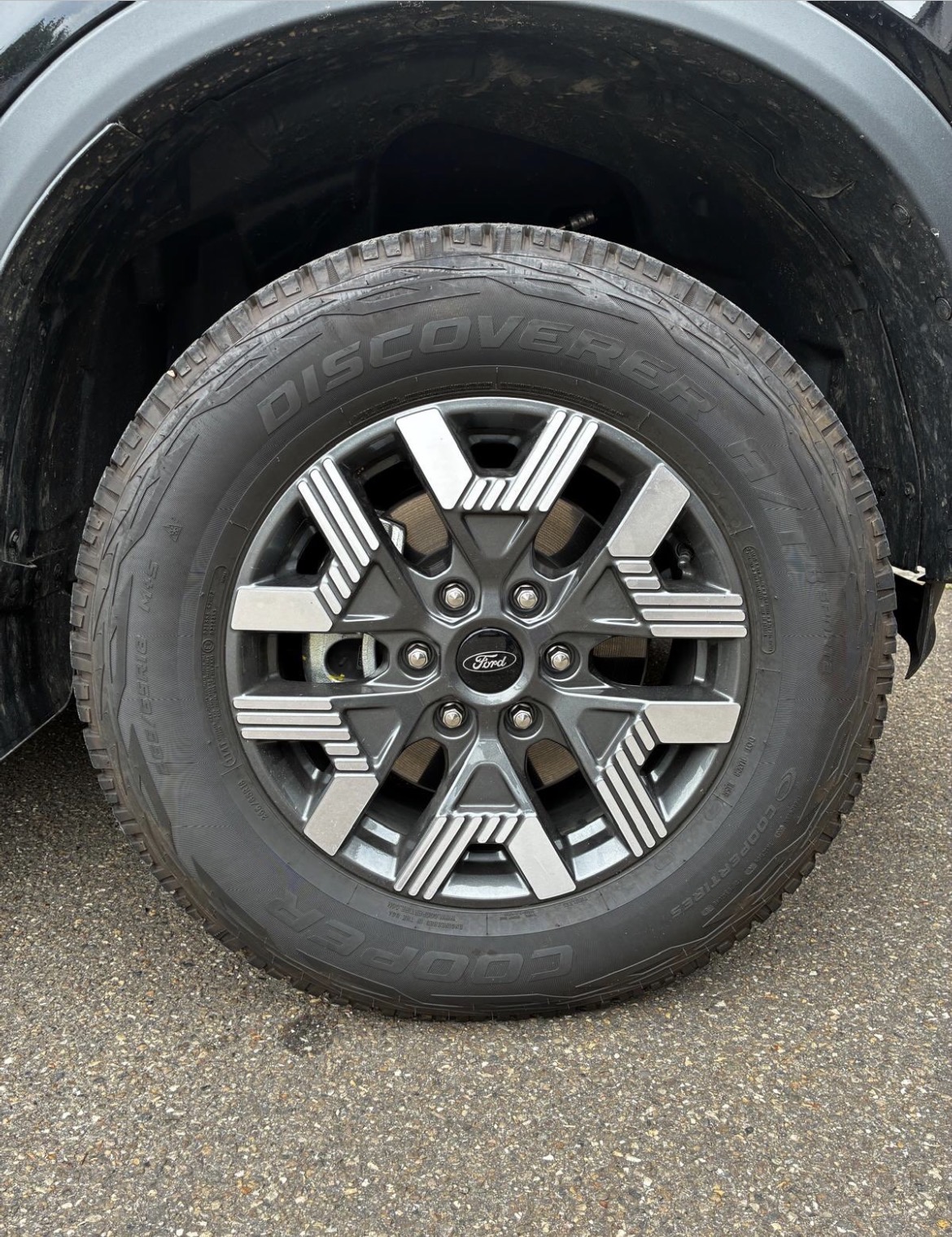 Ford Ranger Wildtrak — velgen & banden — Voor de detailing