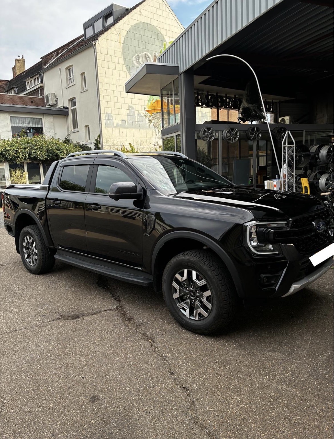 Glanzend zwarte Ford Ranger Wildtrak na een volledige exterieur detailing